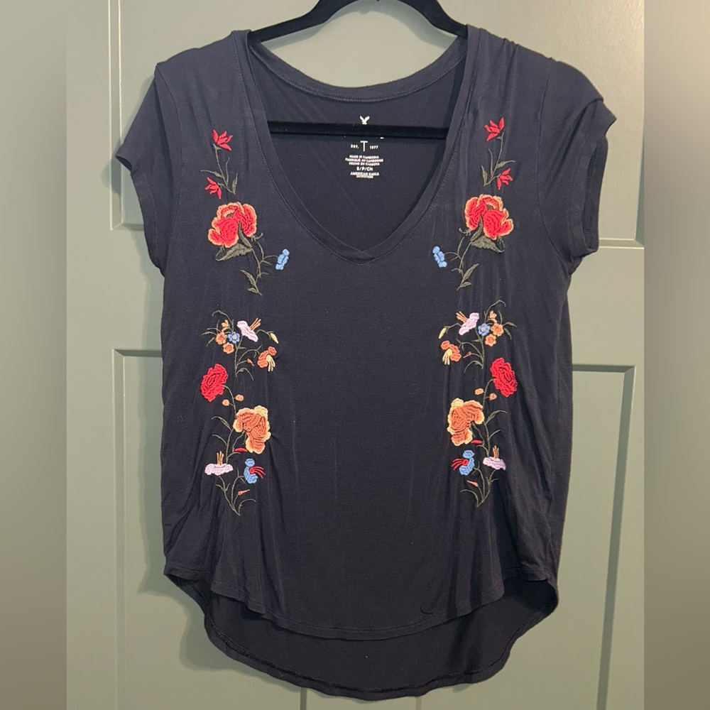 American Eagle Favorite Tee Shirt Womens Small Embroidered Short Sleeve Casual